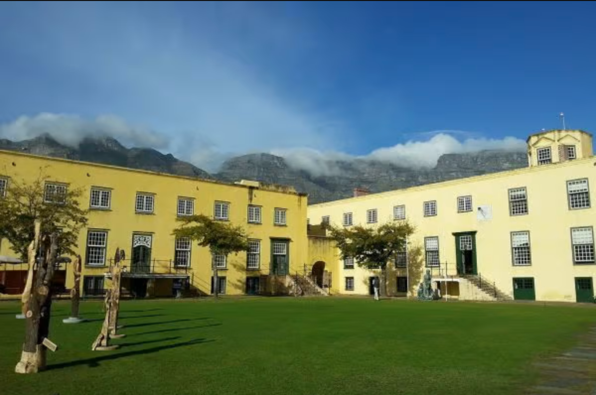 Castle courtyard under Table Mountain&rsquo;s tablecloth